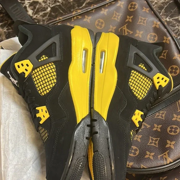 Jordan 4’s thunders size 7 youth or size 8 women I am negotiable